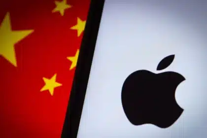 Apple logo next to the Chinese flag.