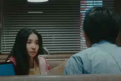Scene from the film 'Last Scene' showing two characters talking in a diner.