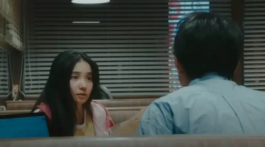 Scene from the film 'Last Scene' showing two characters talking in a diner.