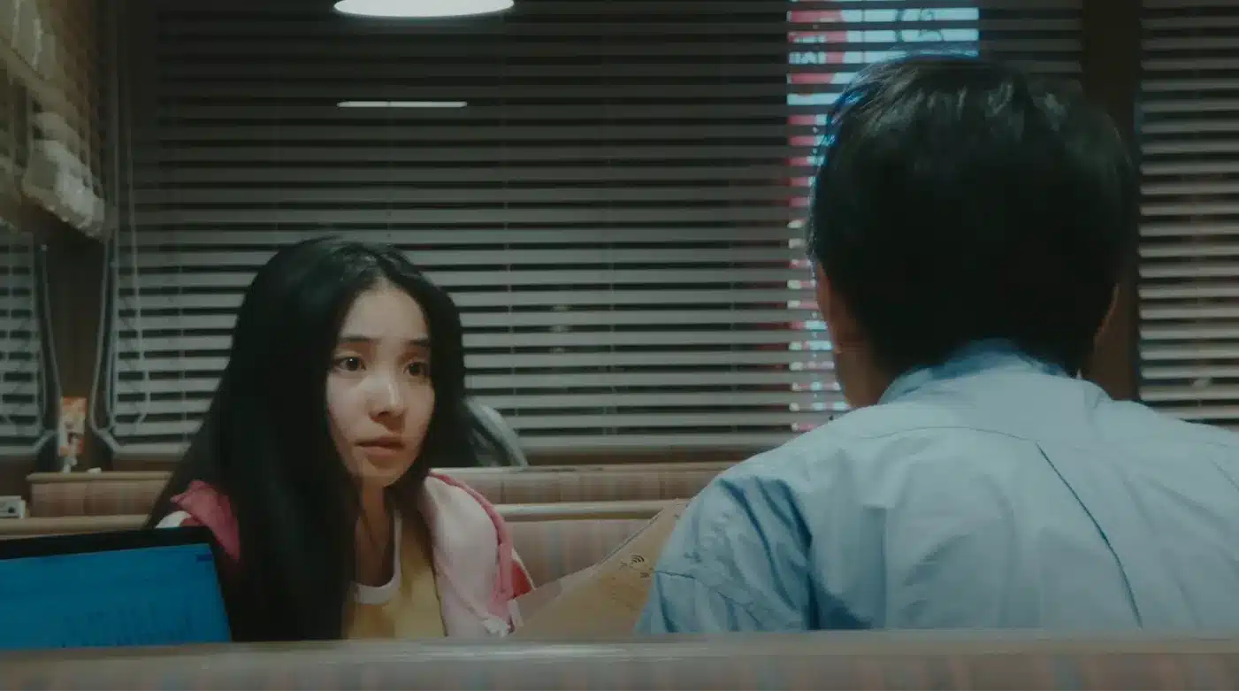 Scene from the film 'Last Scene' showing two characters talking in a diner.
