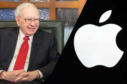 Warren Buffett smiling beside the Apple logo.