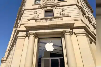 Apple Store entrance in a historic Barcelona building.