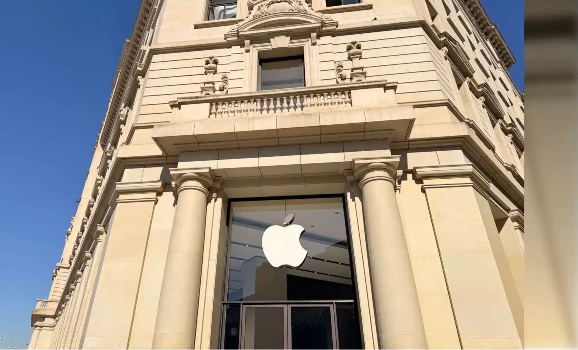 Apple Store entrance in a historic Barcelona building.