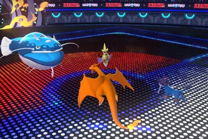 Pokémon battle featuring Charizard and other Pokémon in a competitive arena.